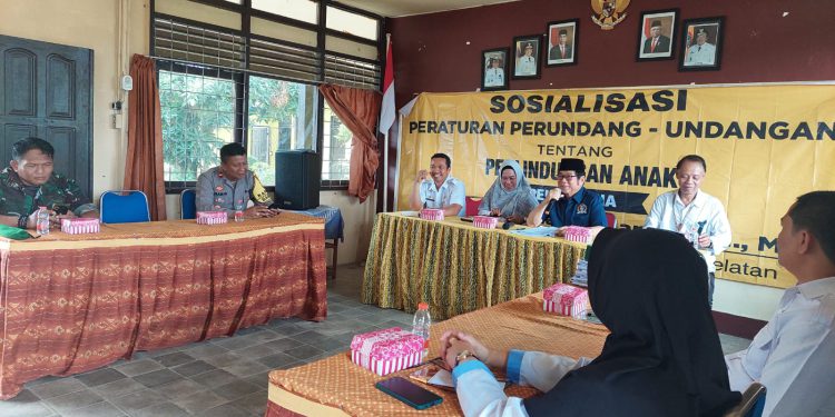 Anggota DPRD Kalsel H Karlie Hanafi Kalianda saat sosialisasi peraturan perundang-undangan perlindungan anak. (foto : istimewa)