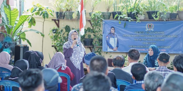 Ketua Komisi I DPRD Kalsel) Hj Rachmah saat reses, di rumah warga Surgi Mufti dengan mengundang perwakilan warga Kelurahan Sungai Jingah dan Surgi Mufti, Banjarmasin Utara. (foto : istimewa)