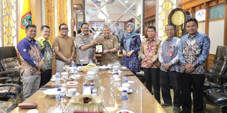 Ketua DPRD Kalsel Dr. (H.C) H. Supian HK bersama ketua komisi III DPRD Kalsel H. Sahrujani menerima kunjungan Forkopimda HSU. (foto : putza/seputaran)