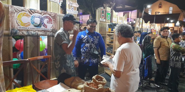 Stand milik Banjarmasin pada Launching Calender Of Event (COE) South Kalimantan 2024 di Semarang. (foto : shn/seputaran)