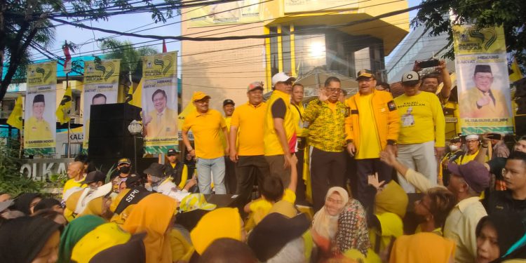 Ketua DPD Partai Golkar Kalsel H Sahbirin Noor atau Paman Birin (topi putih) saat membacakan doorprize bagi peserta jalan sehat HUT ke-59 Partai Golkar. (foto : istimewa)