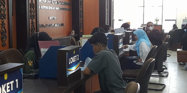 Pemilih pemula saat melakukan perekaman KTP di Disdukcapil Banjarmasin. (foto : shn/seputaran)