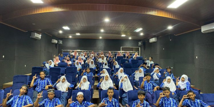 Rombongan SMPN 4 Pelaihari saat menikmati layanan Dispersip Kalsel salah satunya ruang teater Perpuspalnam. (foto : sdy/smr)