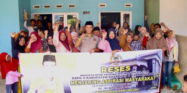 Wakil Ketua Komisi II DPRD Kalsel Muhammad Yani Helmi saat melaksanakan reses ke Desa Kupang Berkah Jaya, Kecamatan Simpang Empat, Kabupaten Tanah Bumbu.(foto : istimewa)