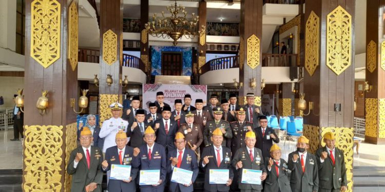 LVRI Banjarmasin foto bersama usai menerima tali asih. (foto : shn/seputaran)