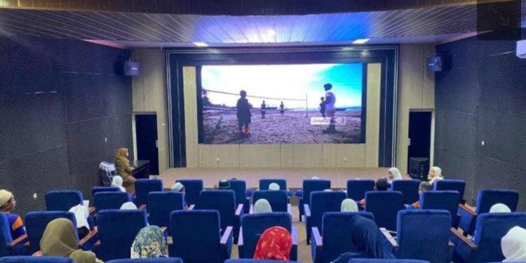 Pemutaran literasi audiovisual di ruang teater Perpustakaan Palnam Dispersip Kalsel. (foto : istimewa)