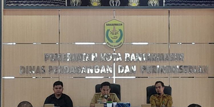 Wakil Walikota Banjarmasin H Arifin Noor saat memberikan pendapat pada uji publik Raperda Penanaman Modal. (foto : shn/seputaran)