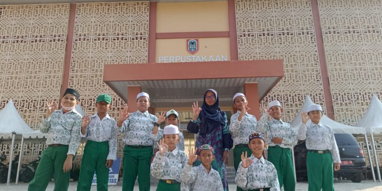 Rombongan Pelajar MIN 3 Banjarmasin berfoto bersama di depan Perpustakaan Palnam Dispersip Kalsel. (foto : istimewa)