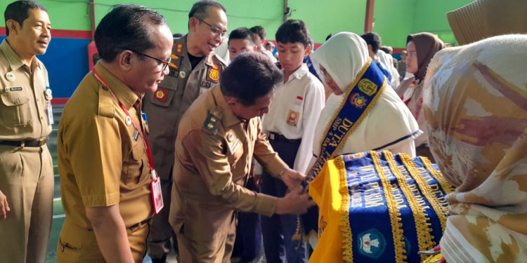 Wakil Walikota Banjarmasin H Arifin Noor saat mengukuhkan Duta Perda Satu Arah. (foto : shn/seputaran)