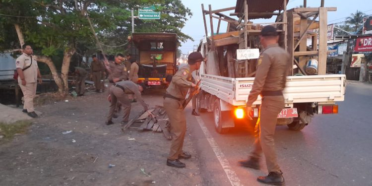 Petugas Satpol PP Banjarmasin saat penertiban PKL Sungai Gardu. (foto : shn/seputaran)