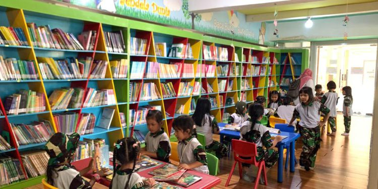 Rombongan anak didik TK Kartika V-29 Banjarmasin saat menikmati koleksi buku anak di Perpustakaan Palnam. (foto : istimewa)