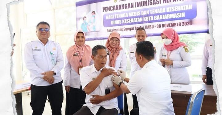 Nakes Dinkes Banjarmasin saat disuntik vaksin Hepatitis B di Puskesmas Sungai Andai. (foto : IG Dinkes Banjarmasin)