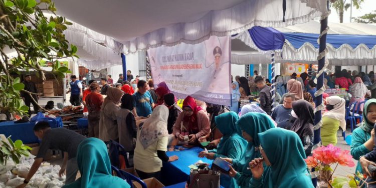 Warga antusias saat membeli paket sembako murah di Bazar Murah dalam rangka HKN ke-59 di Balaikota Banjarmasin. (foto : shn/seputaran)