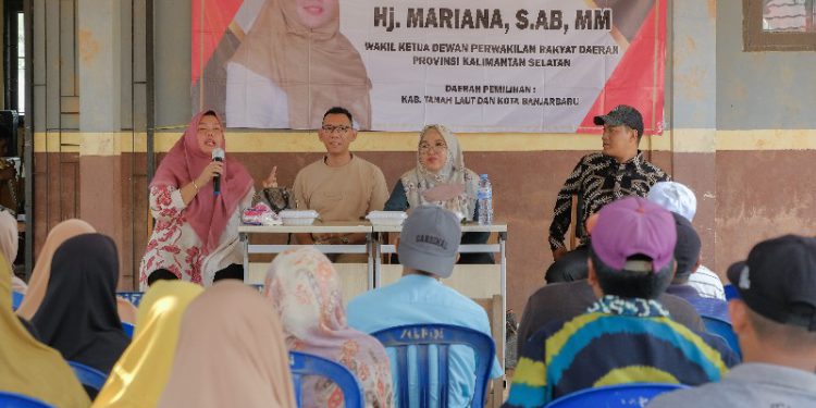 Wakil Ketua DPRD Hj Mariana menjaring aspirasi warga di Desa Takisung Kabupaten Tanah Laut. (foto : istimewa)