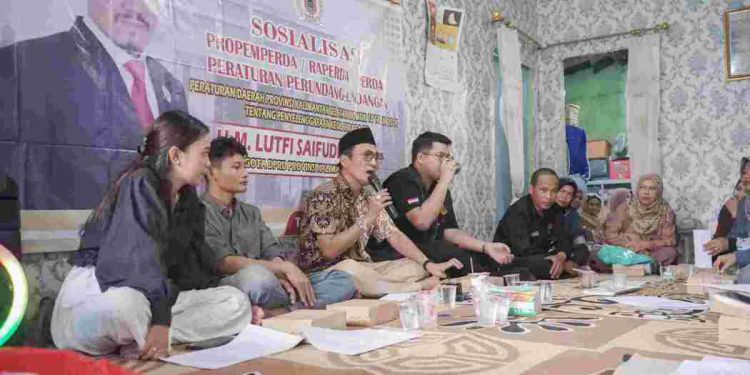 H M Lutfi Syaifuddin, mensosialisasikan Peraturan Daerah (Perda) Nomor 10 tahun 2014 tentang Penyelenggaraan Keolahragaan yang digelar di desa Semangat Dalam. (foto : istimewa)