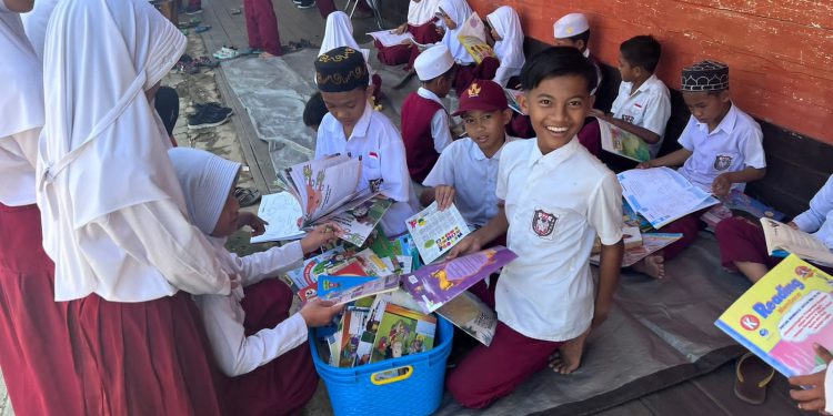 Para anak murid saat menikmati layanan tim MPK Dispersip Kalsel. (foto : istimewa)