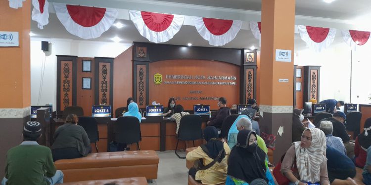 Warga saat menunggu layanan kependudukan di Disdukcapil Banjarmasin. (foto : shn/seputaran)