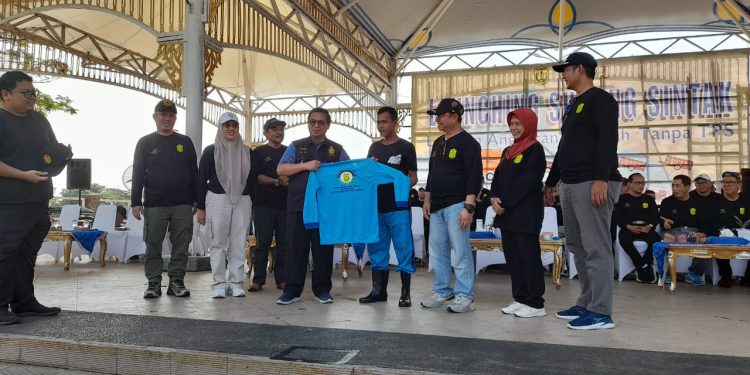 Walikota Banjarmasin H Ibnu Sina saat launching layanan Surung Sintak Layanan Angkutan Sampah Tanpa TPS di Siring Balai Kota Banjarmasin. (foto : shn/seputaran)