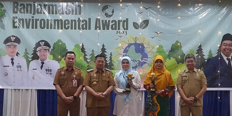 Penerima penghargaan Enviromental Awards 2023 saat foto bersama Walikota Banjarmasin H Ibnu Sina, Sekdako Banjarmasin Ikhsan Budiman dan Kepala DLH Banjarmasin Alive Yoesfah Love. (foto : shn/seputaran)