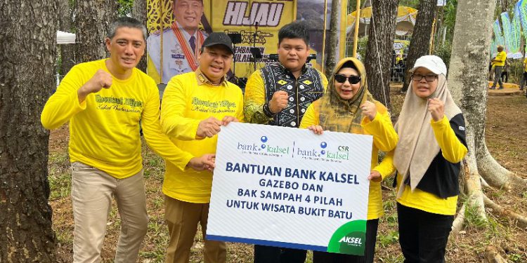 Penyerahan bantuan secara simbolis oleh Dirut Bank Kalsel, Fachrudin kepada Kepala Dinas Kehutanan Kalsel Hj Fathimatuzzahra disaksikan Ketua TP PKK Kalsel, Hj Raudatul Jannah, Sekda Provinsi Kalsel, Roy Rizali Anwar, dan Tokoh Pemuda Peduli Lingkungan H. Sandi Fitrian. (foto : istimewa)