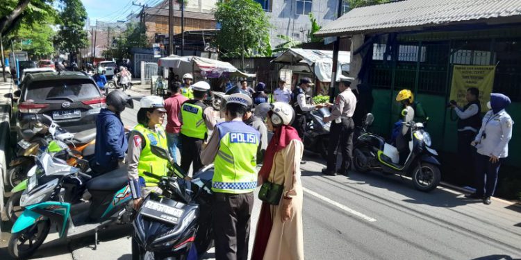 Anggota Satlantas bersama Dishub Banjarmasin saat memberi tindakan tilang kepada pengendara pelawan arah di kawasan Jalan Piere Tendean, Banjarmasin. (foto : shn/seputaran)