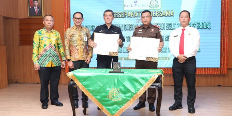 Penandatangan kesepakatan bersama Kajati Kalsel Dr. Mukri dan Direktur Utama Bank Kalsel Fachrudin. (foto : istimewa)