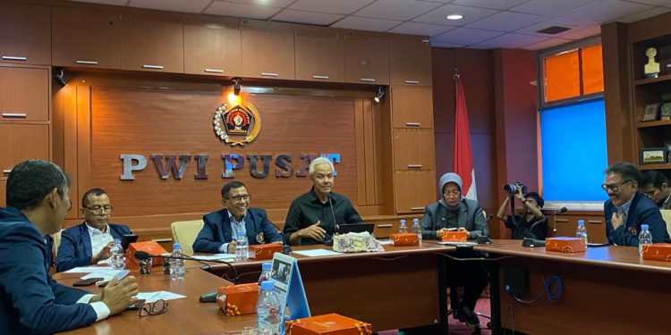 Capres RI Ganjar Pranowo saat diskusi dan dialog dengan PWI Pusat. (foto : istimewa)