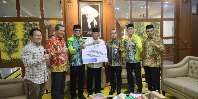 Penyerahan bantuan kepada perwakilan korban puting beliung di Batola. (foto : istimewa)