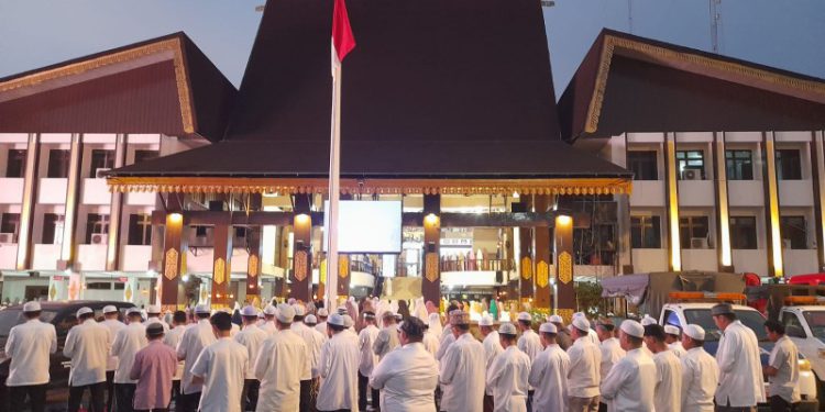 Pelaksanaan salat hajat oleh BPKPRMI Banjarmasin di halaman balaikota Banjarmasin. (foto : shn/seputaran)