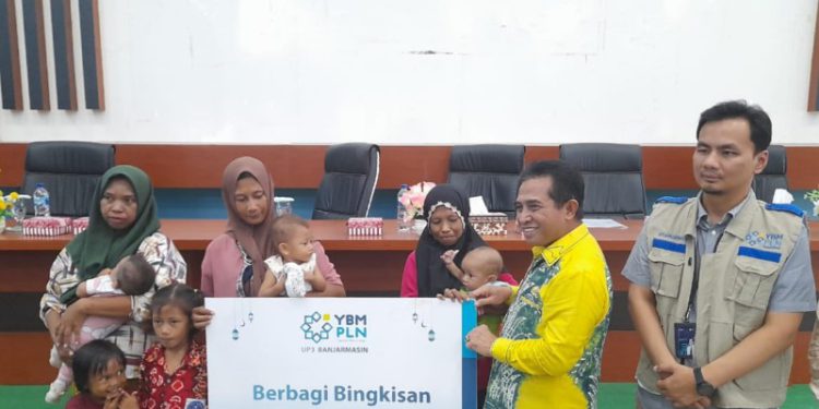 Penyerahan bingkisan secara simbolis oleh Wakil Walikota Banjarmasin H Arifin Noor kepada penerima. (foto : shn/seputaran)