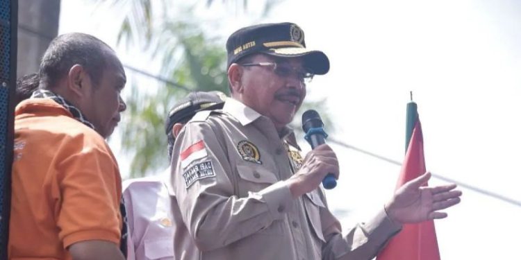 Ketua DPRD Kalsel H Supian HK saat menanggapi aksi tuntutan buruh di depan Gedung DPRD Kalsel. (foto : istimewa)