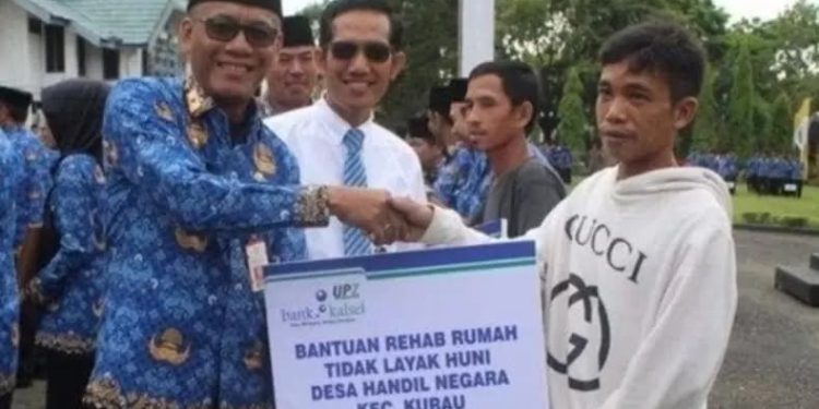 Penerima bantuan rehab rumah tak layak huni dari UPZ Bank Kalsel. (foto : istimewa)