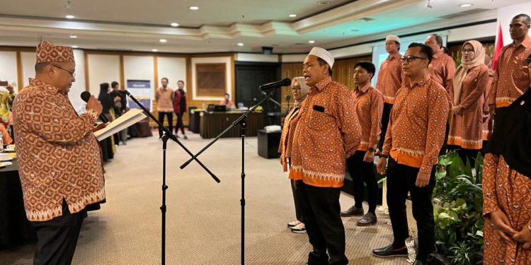 Ketua KKB Pusat H Yuni Abdi Noor Sulaiman saat mengukuhkan atau pelantikan KKB Yogyakarta. (foto : istimewa)