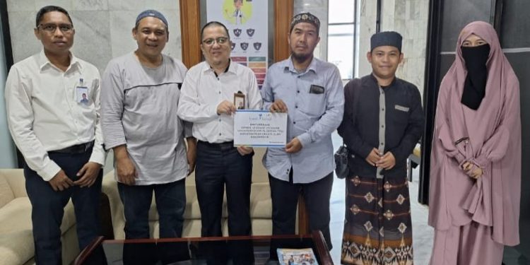 Penyerahan bantuan dari UPZ Bank Kalsel kepada pihak TPQ Angkatan Muda Cahaya Islam. (foto : istimewa)