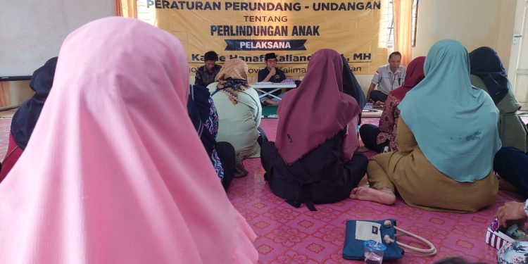 Anggota DPRD Kalsel Karlie Hanafi Kalianda saat menyampaikan materi sosialisasi peraturan tentang Perlindungan Anak. (foto : istimewa)