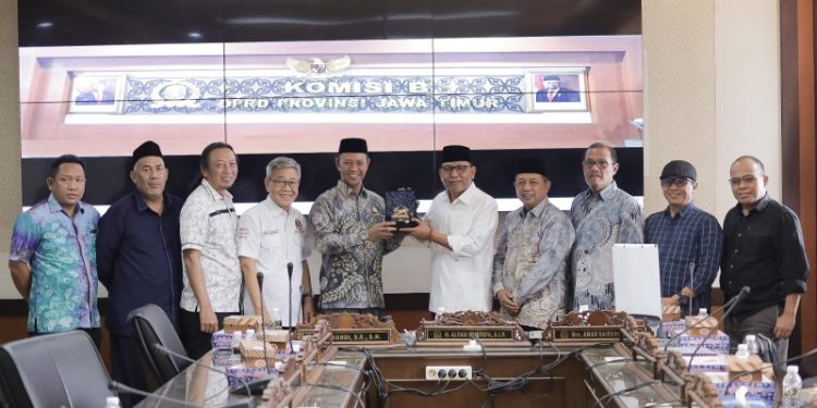 Ketua Komisi II DPRD Kalsel Iman Suprastowo didampingi Anggaraini serahkan Plakat ke pihak DPRD Jatim di sela kaji tiru fungsi pengawasan. (foto : istimewa)