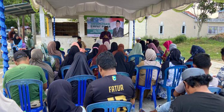 Anggota MPR RI H. Heru Widodo saat melaksanakan kegiatan Sosialisasi 4 Pilar Kebangsaan di Kelurahan Surgi Mufti Kecamatan Banjarmasin Utara. (foto : putza/seputaran)