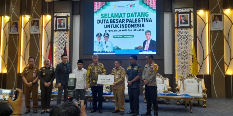 Penyerahan bantuan dari Walikota Banjarmasin H Ibnu Sina kepada Dubes Palestina untuk Indonesia Zuhair Al Shun. (foto : shn/seputaran)