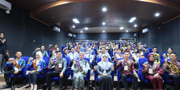 Finalis Nanang Galuh saat Nobar di Perpustakaan Palnam. (foto : istimewa)