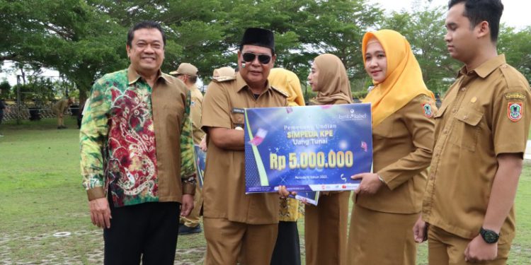 Pemenang undian menerima hadiah secara 
langsung dari Gubernur Kalsel H Sahbirin Noor atau Paman Birin dengan didampingi Direktur Kepatuhan Bank Kalsel, IGK Prasetya. (foto : istimewa)