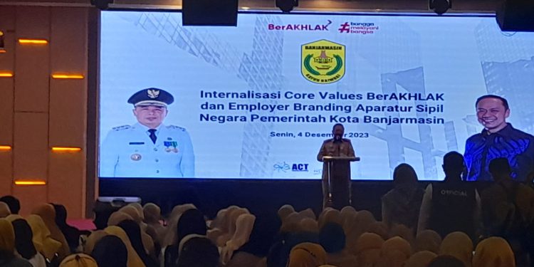 Walikota Banjarmasin H Ibnu Sina saat sambutan Internalisasi Core Values BerAKHLAK dan Employer Branding Aparatur Sipil Negara (ASN) Pemko Banjarmasin. (foto : shn/seputaran)