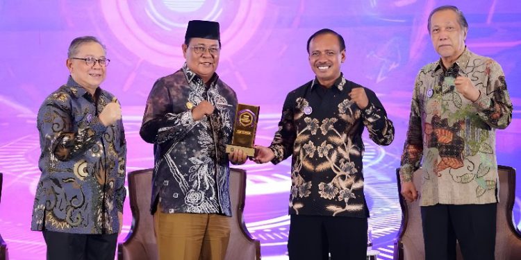 Penghargaan TOP Digital Award 2023 yang diserahkan Ketua Panitia Penyelenggara TOP Digital Awards 2023 M. Lutfi Handayani kepada Gubernur Kalsel H Sahbirin Noor atau Paman Birin. (foto : istimewa)