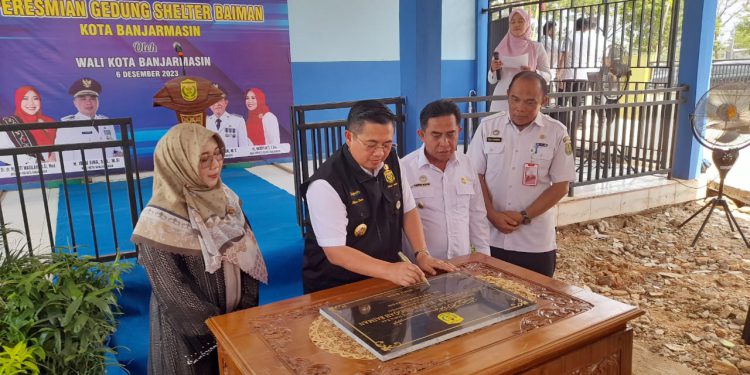 Walikota Banjarmasin H Ibnu Sina saat membubuhkan tandatangan di prasasti shelter Baiman yang diresmikan. (foto : shn/seputaran)