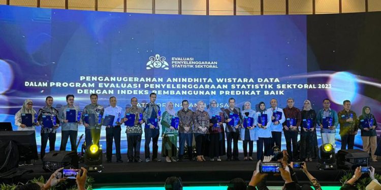 Kemenkumham mendapatkan anugerah dalam program Evaluasi Penyelenggaraan Statistik Sektoral (EPSS) 2023. (foto : istimewa)