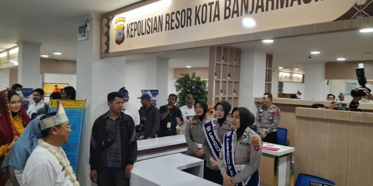 Walikota Banjarmasin H Ibnu Sina saat melihat pelayanan Polresta Banjarmasin di MPP Banjarmasin yang baru dibuka. (foto : shn/seputaran)