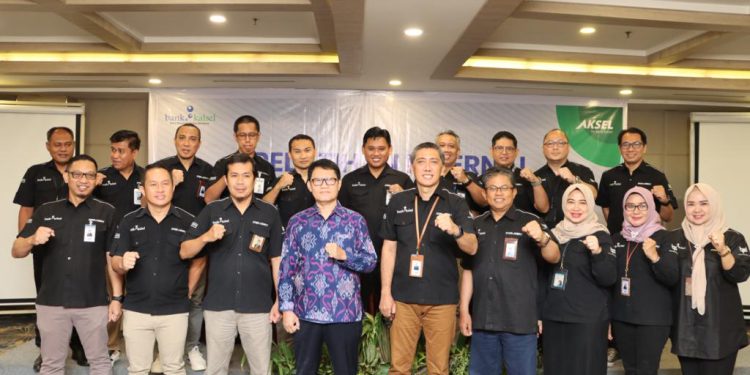 Dirut Bank Kalsel Fachrudin saat foto bersama dengan jajaran di sela pelatihan Internal Pencegahan Korupsi
. (foto : istimewa)