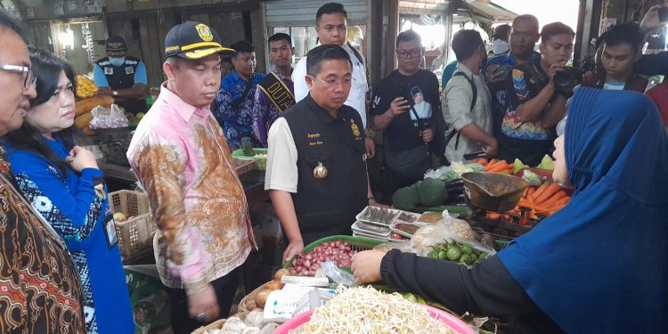 Walikota Banjarmasin H Ibnu Sina bersama Sekda Kota Banjarmasin Ikhsan Budiman monitoring kebutuhan bahan pokok di pasar tradisional. (foto : shn/seputaran)