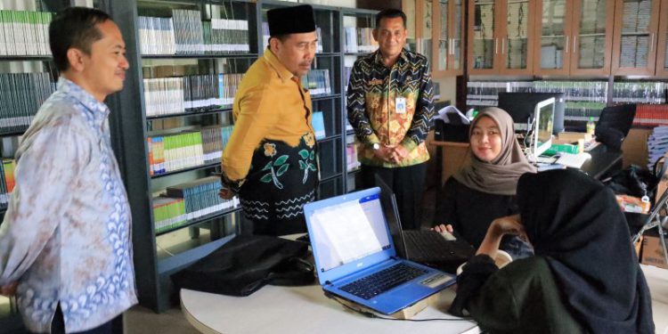 Ketua Ombudsman RI Mokhammad Najih beserta rombongan saat kunjungan dan melihat layanan Perpustakaan Palnam. (foto : sdy/smr)