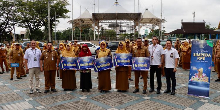 Walikota Banjarmasin H Ibnu Sina bersama Dirut Bank Kalsel Fachrudin dan jajaran foto bersama dengan pemenang undian Simpeda KPE. (foto : istimewa)