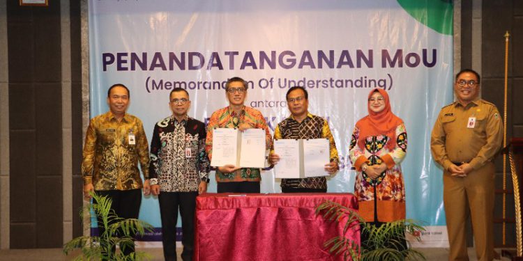 Dirut Bank Kalsel Fachrudin dan Ketua DPW Perbamida Kalimantan Hipka Mubadi menunjukkan dokumen MoU. (foto : istimewa)